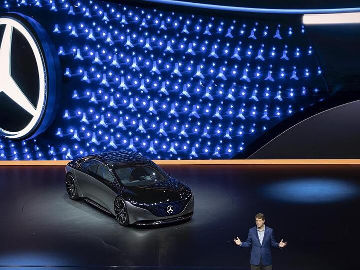 Ola Källenius, Vorstandsvorsitzender von Daimler spricht während der Präsentation von Mercedes.