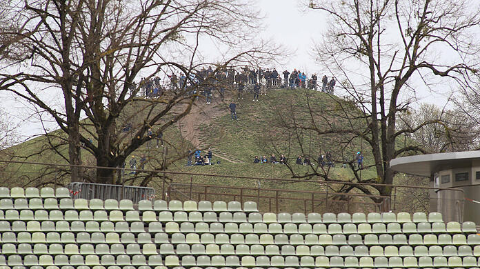 Fans des TSV 1860 auf dem Olympiaberg.