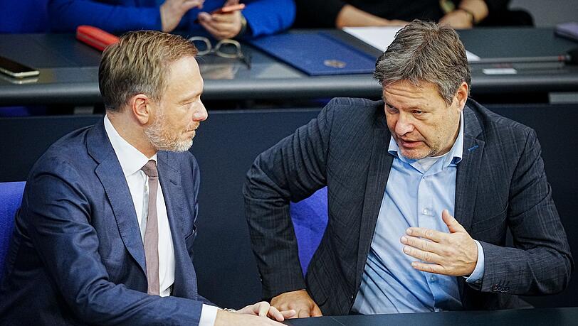 Finanzminister Christian Lindner (l.) und Wirtschaftsminister Robert Habeck während der Generaldebatte der Haushaltswoche im vergangenen November.