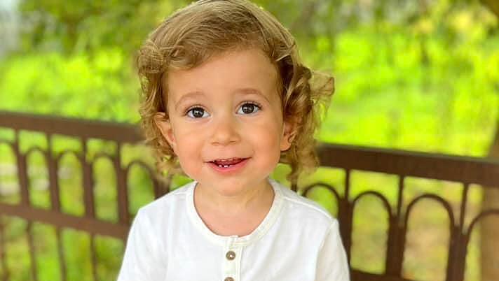 Mit strahlenden Augen lächelt der kleine Bub in die Kamera – man sieht dem tapferen Kind nicht an, dass es dringend medizinische Hilfe benötigt und ständig ins Krankenhaus muss.
