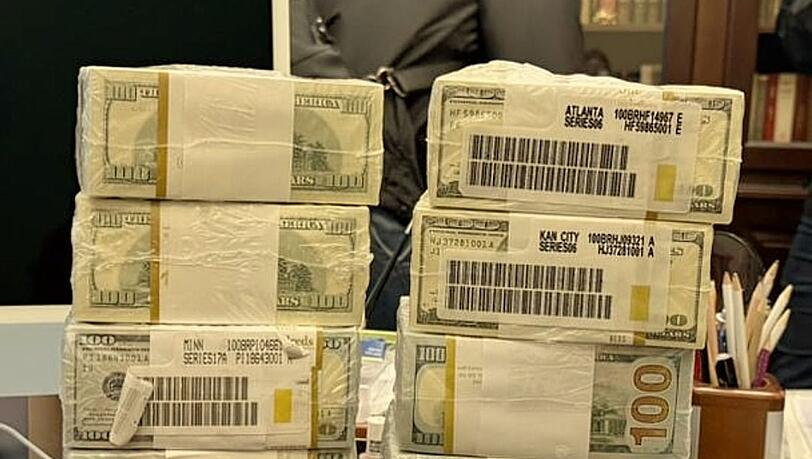 Druckfrische originalverpackte Dollar-Bündel werden in der Ukraine für Schmiergeldzahlungen verwendet. Druckfrische originalverpackte Dollar-Bündel werden in der Ukraine für Schmiergeldzahlungen verwendet.