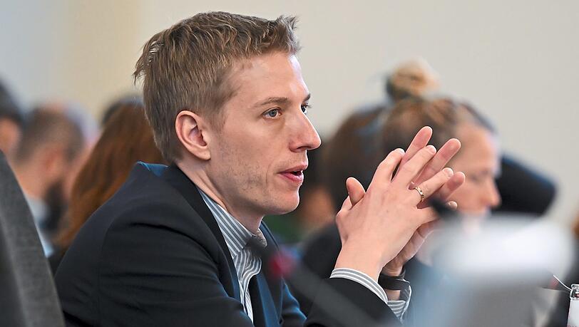 Gleich nach der gewonnenen Stichwahl hat Dominik Krause (Gr&uuml;ne) die Gesch&auml;fte im Rathaus &uuml;bernommen und auch die Sitzungen geleitet. Jetzt muss er noch eine neue Regierung bilden.