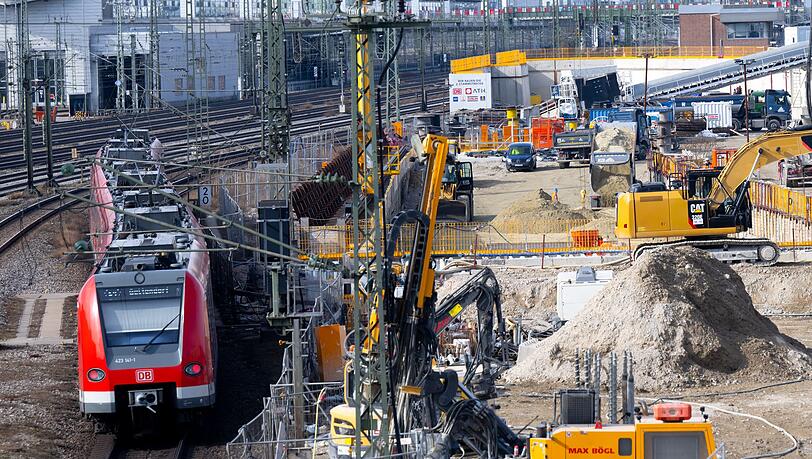 Die Sperrung der S-Bahn-Stammstrecke bei Laim wird bis Freitag verl&auml;ngert. (Archivbild)