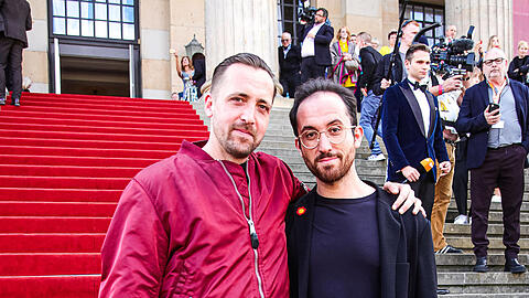 Danger Dan (li.) mit Igor Levit auf dem Weg zur Verleihung des Preises Opus Klassik im Berliner Konzerthaus (2022).