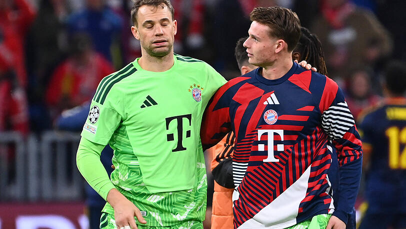 Bayerns verletzter Stammkeeper im Austausch mit seinem jungen Vertreter: Manuel Neuer muss Jonas Urbig  im Klassiker gegen Dortmund erneut die B&uuml;hne &uuml;berlassen.