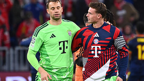 Bayerns verletzter Stammkeeper im Austausch mit seinem jungen Vertreter: Manuel Neuer muss Jonas Urbig  im Klassiker gegen Dortmund erneut die B&uuml;hne &uuml;berlassen.