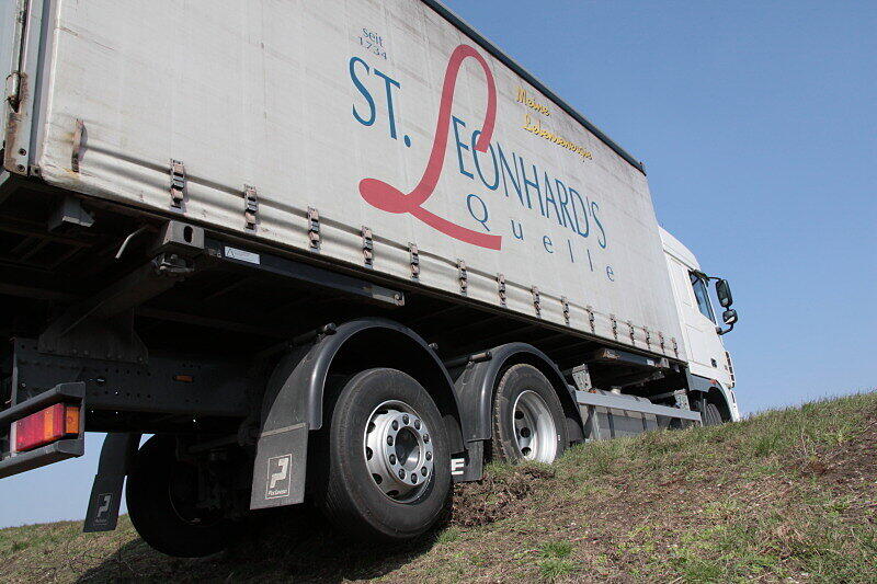Weil sich der Verkehr an der Unfallstelle staute, wollte dieser Lastwagenfahrer wenden und blieb mit seinem 12-Tonner stecken.