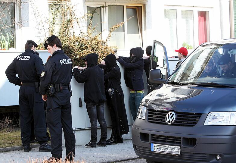 An Info-Ständen einer Bürgerinitiative aus dem politisch rechten Spektrum kam es am Samstag zu mehreren Ausschreitungen, bei denen die Polizei eingreifen musste - die Bilder.