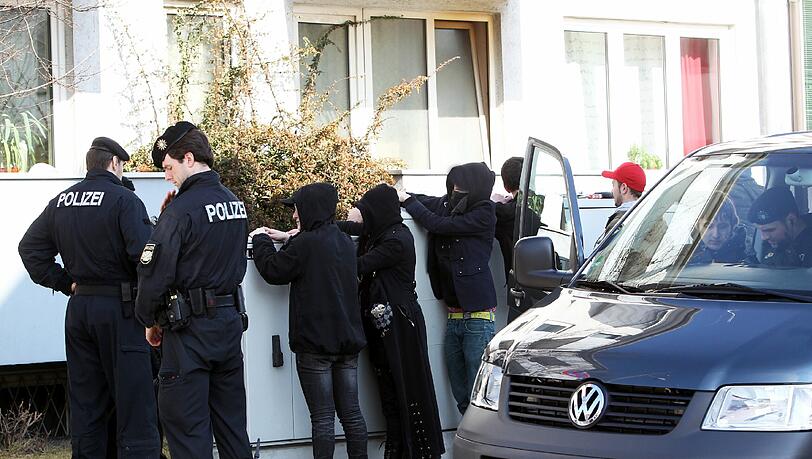 An Info-Ständen einer Bürgerinitiative aus dem politisch rechten Spektrum kam es am Samstag zu mehreren Ausschreitungen, bei denen die Polizei eingreifen musste - die Bilder. An Info-Ständen einer Bürgerinitiative aus dem politisch rechten Spektrum kam es am Samstag zu mehreren Ausschreitungen, bei denen die Polizei eingreifen musste - die Bilder.