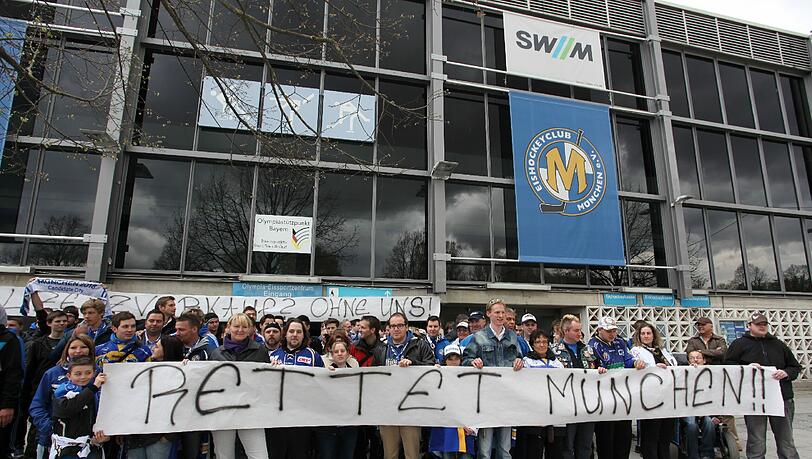 200 Fans des EHC protestierten gegen einen möglichen Lizenzverkauf: Es hat alles nichts geholfen. Der EHC ist am Ende. 200 Fans des EHC protestierten gegen einen möglichen Lizenzverkauf: Es hat alles nichts geholfen. Der EHC ist am Ende.