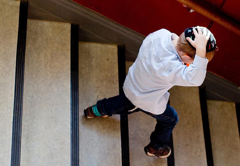 Ein Bub mit Kippa geht in einer Schule die Treppe hinunter &ndash; immer häufiger erleben jüdische Schüler Anfeindungen.