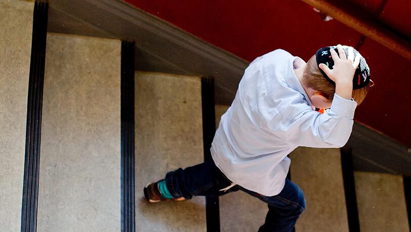 Ein Bub mit Kippa geht in einer Schule die Treppe hinunter – immer häufiger erleben jüdische Schüler Anfeindungen. Ein Bub mit Kippa geht in einer Schule die Treppe hinunter – immer häufiger erleben jüdische Schüler Anfeindungen.