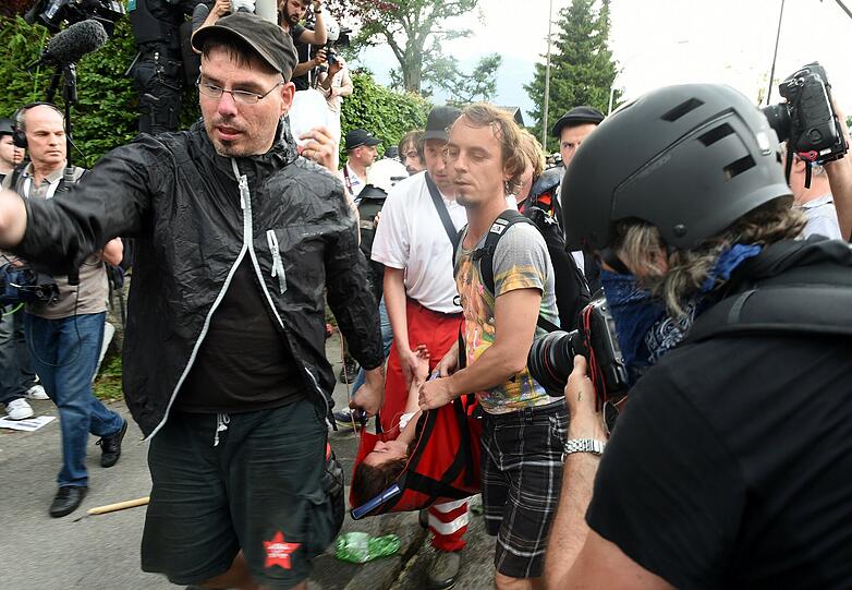 In Folge der Auseinandersetzungen musste mehrere Personen auf beiden Seite mit Verletzungen behandelt werden.