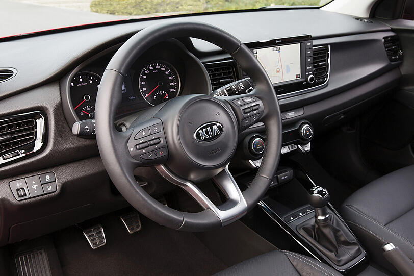 Kleines Lenkrad, großes Display: Der sieben Zoll große Monitor und das kleine Sportvolant machen Lust aufs Losfahren.