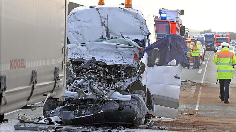 Der Fahrer des Kleintransporters starb bei dem Unfall. Die Bilder vom Unfallort auf der A99.