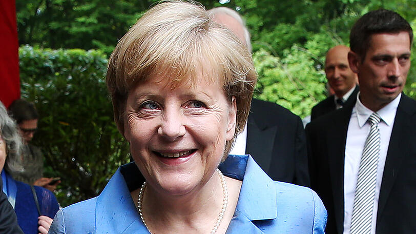 2014 wird die deutsche Fußballnationalmannschaft zum vierten Mal Weltmeister. Einer der größten Fans: Merkel.