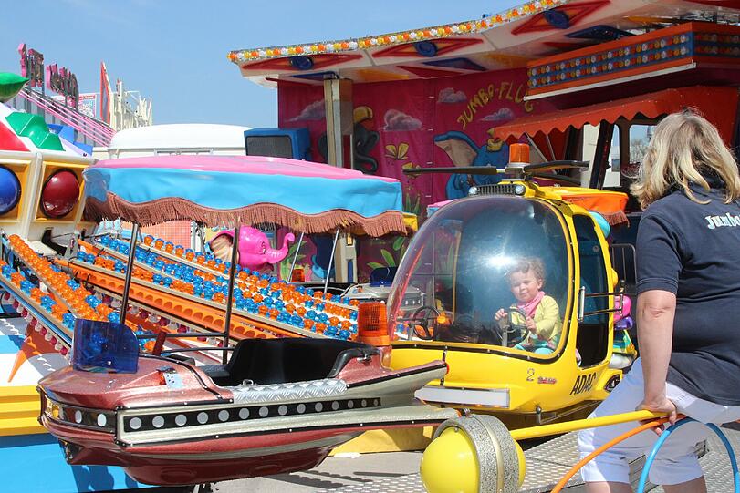 Er genießt seinen Rundflug.