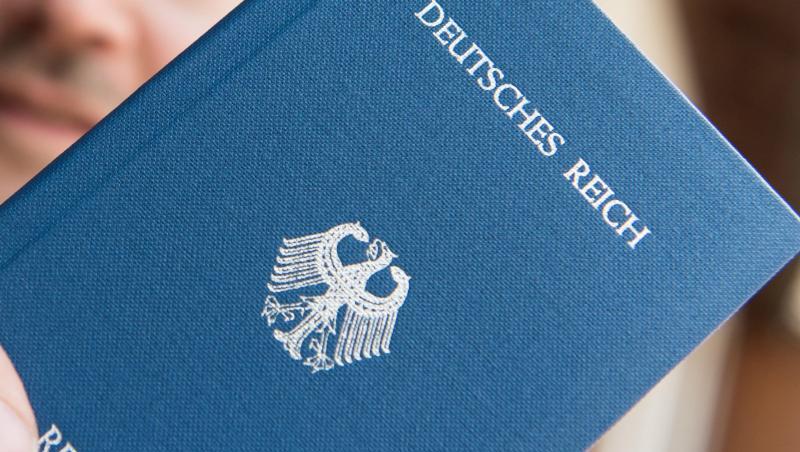 Ein Mann hält ein Heft mit dem Aufdruck "Deutsches Reich Reisepass" in der Hand. Foto: Patrick Seeger/Archivbild Ein Mann hält ein Heft mit dem Aufdruck "Deutsches Reich Reisepass" in der Hand. Foto: Patrick Seeger/Archivbild