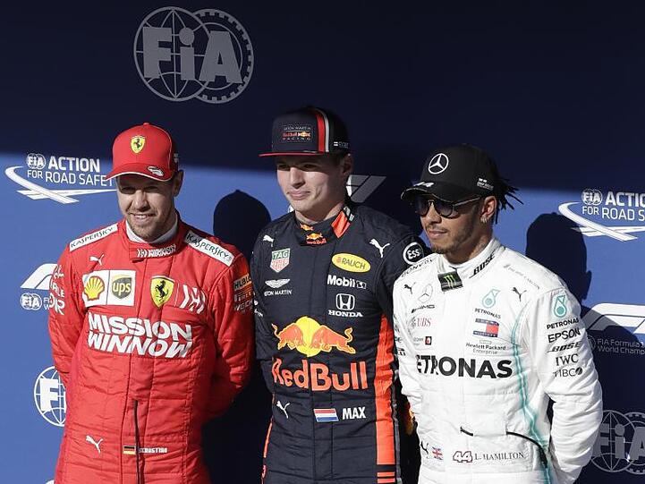 Max Verstappen (M) startet von der Pole Position aus, vor Sebastian Vettel und Lewis Hamilton.