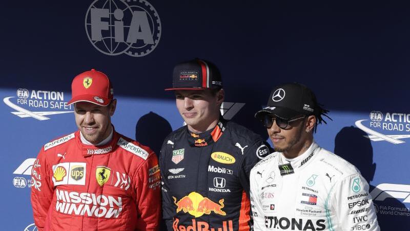 Max Verstappen (M) startet von der Pole Position aus, vor Sebastian Vettel und Lewis Hamilton. Max Verstappen (M) startet von der Pole Position aus, vor Sebastian Vettel und Lewis Hamilton.