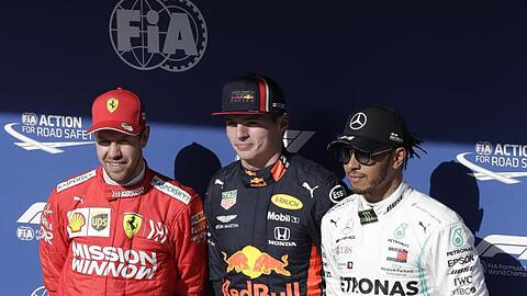 Max Verstappen (M) startet von der Pole Position aus, vor Sebastian Vettel und Lewis Hamilton.