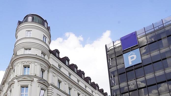 Das Hotel Mandarin Oriental (l.) und das Abriss-Parkhaus in der Altstadt.