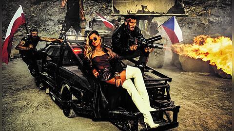 Sophia Thomalla und Lukas Podolski stellen für den Schüttflix-Kalender Mad Max nach.