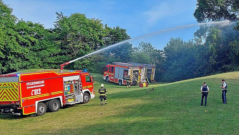 Da sich die Flammen schnell ausbreiteten, forderte der Einsatzleiter ein Sonderlöschmittelfahrzeug mit einem Wasserwerfer an. Da sich die Flammen schnell ausbreiteten, forderte der Einsatzleiter ein Sonderlöschmittelfahrzeug mit einem Wasserwerfer an.