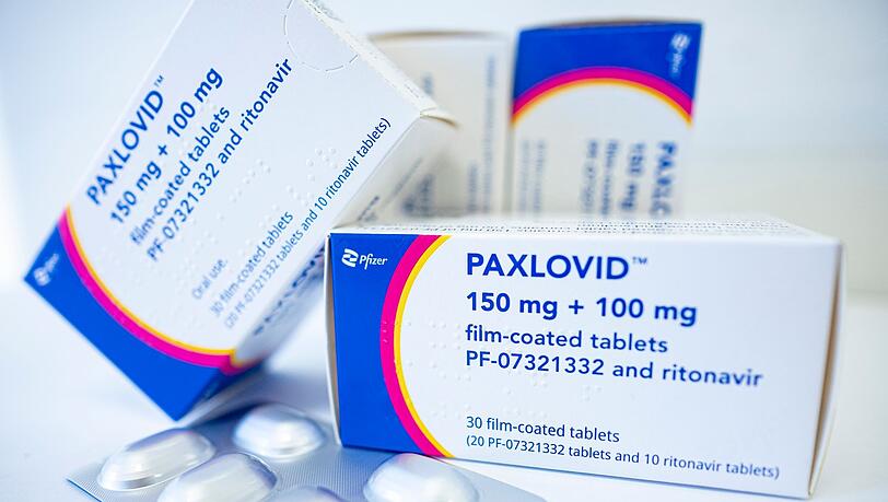 Das Medikament Paxlovid gegen Covid-19 vom Hersteller Pfizer liegt auf einem Tisch.