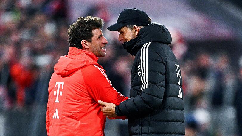 Trainer Thomas Tuchel von München (r) spricht mit Thomas Müller.