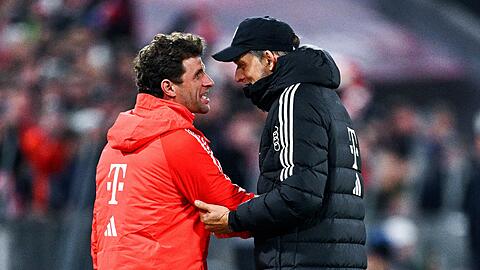 Trainer Thomas Tuchel von München (r) spricht mit Thomas Müller.