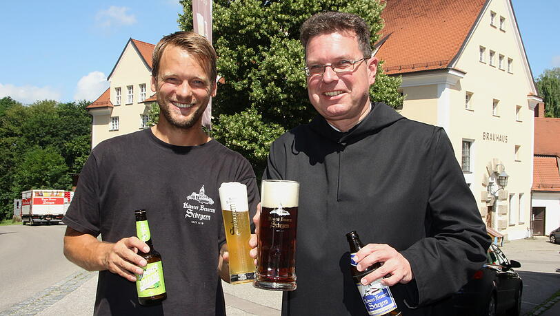 Pater Lukas (rechts) mit dem langjährigen Braumeister Tobias Huber.