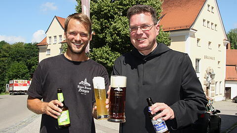 Pater Lukas (rechts) mit dem langjährigen Braumeister Tobias Huber.
