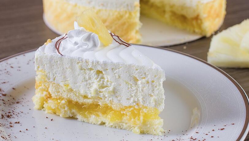 Ein kühles Stück Torte direkt aus dem Kühlschrank ist an heißen Tagen die schönste Erfrischung. Ein kühles Stück Torte direkt aus dem Kühlschrank ist an heißen Tagen die schönste Erfrischung.