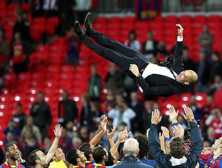 28. Mai 2011: Pep Guardiola wird nach dem Sieg im Champions-League-Finale in London von den Barca-Spielern in die Luft geworfen. Der Spanier trifft mit den Bayern auf seine große Liebe...