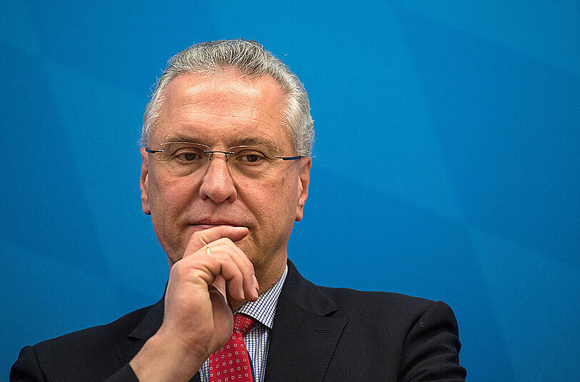 Bayerns Innenminister Joachim Herrmann zur angestiegenen Gewealt gegen Polizisten: "Wir müssen mit aller Entschlossenheit die Sicherheit derer schützen, die uns schützen und helfen." (Archivbild)