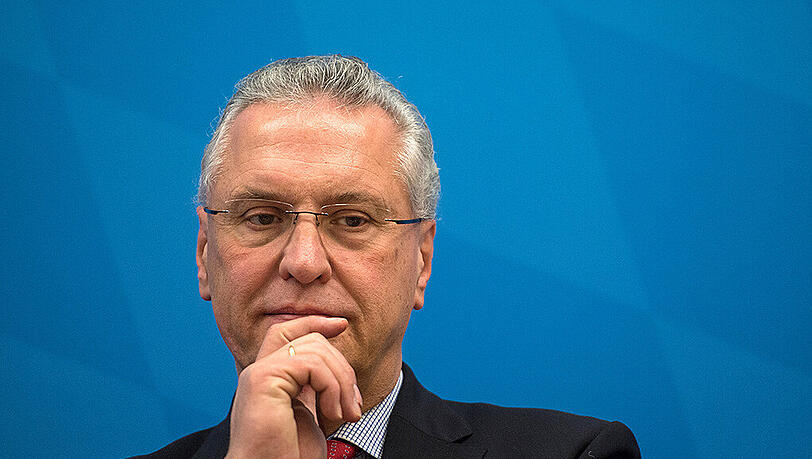 Bayerns Innenminister Joachim Herrmann zur angestiegenen Gewealt gegen Polizisten: "Wir müssen mit aller Entschlossenheit die Sicherheit derer schützen, die uns schützen und helfen." (Archivbild) Bayerns Innenminister Joachim Herrmann zur angestiegenen Gewealt gegen Polizisten: "Wir müssen mit aller Entschlossenheit die Sicherheit derer schützen, die uns schützen und helfen." (Archivbild)
