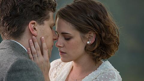 Wird Vonnie (Kristen Stewart) merken, dass die Liebe zu Bobby (Jesse Eisenberg) wertvoller ist als Luxus? Mal sehen.
