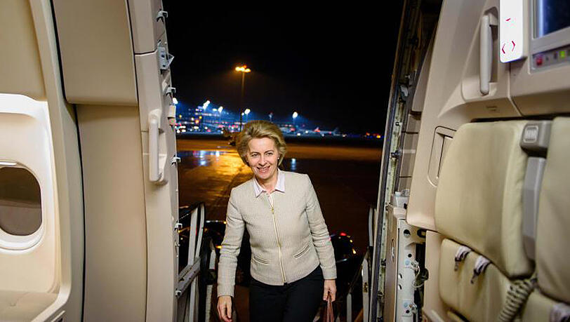 Die Verteidigungsministerin steigt auf dem Flughafen Hannover-Langenhagen in einen Airbus A 319 der Flugbereitschaft der Bundeswehr, um nach Washington D.C. zu fliegen. Die Verteidigungsministerin steigt auf dem Flughafen Hannover-Langenhagen in einen Airbus A 319 der Flugbereitschaft der Bundeswehr, um nach Washington D.C. zu fliegen.