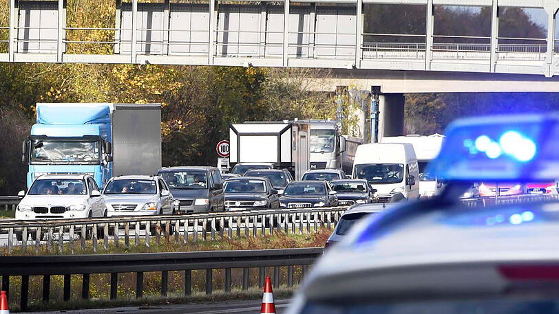Ein Kleintransporter krachte auf der A99 in Höhe Haar in einen Sattelzug. Mehrere Feuerwehren, Rettungsdienste und ein Rettungshubschrauber waren im Einsatz. Die A99 war voll gesperrt.