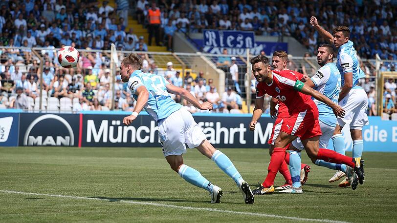 Der bislang höchste Saisonsieg des TSV 1860: Die Löwen um Simon Lorenz (l.) beim 5:1 gegen Lotte.