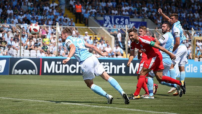 Der bislang höchste Saisonsieg des TSV 1860: Die Löwen um Simon Lorenz (l.) beim 5:1 gegen Lotte. Der bislang höchste Saisonsieg des TSV 1860: Die Löwen um Simon Lorenz (l.) beim 5:1 gegen Lotte.