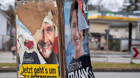 Rechts von dem Plakat hängt das Wahlplakat der Spitzenkandidatin Kristina Frank (CSU) halb herunter.