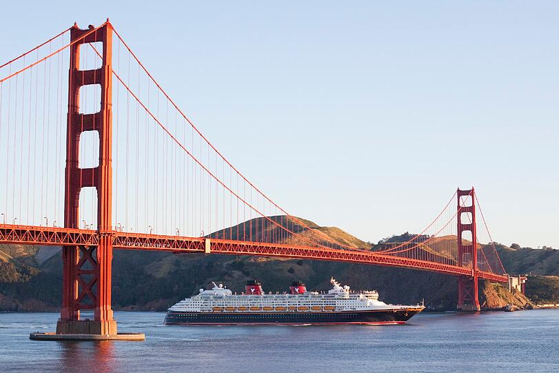 San Francisco: Ein Kreuzfahrtschiff passiert die berühmte Golde Gate Bridge.