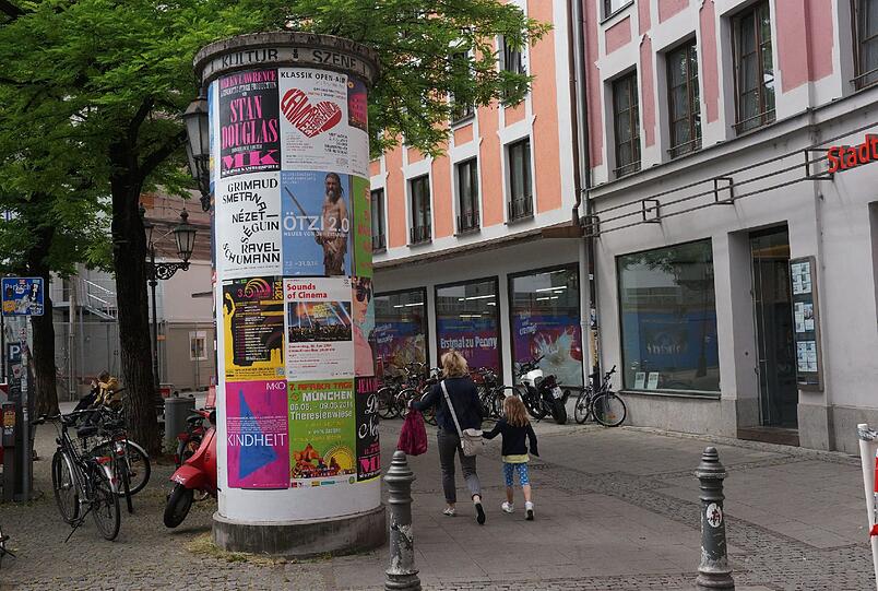 Vorstellbar sei ein "City-Klo" integriert in die "Kultursäule" hier neben der Stadtsparkasse, sagt BA-Mitglied Beate Bidjanbeg. Gemeint ist...