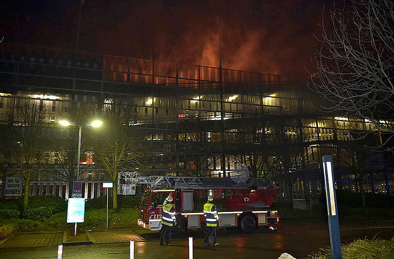 Bilder vom Feuerwehreinsatz im Westend: In einem Parkhaus stand ein 3er BMW in Flammen.