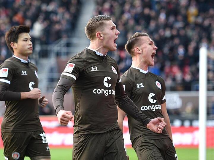 Die Pauli-Profis um Ryo Miyaichi, Victor Gyökeres und Leo Östigärd (l-r) gewannen gegen Wehen Wiesbaden.