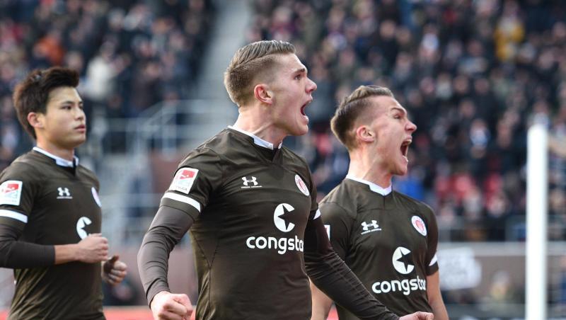 Die Pauli-Profis um Ryo Miyaichi, Victor Gyökeres und Leo Östigärd (l-r) gewannen gegen Wehen Wiesbaden. Die Pauli-Profis um Ryo Miyaichi, Victor Gyökeres und Leo Östigärd (l-r) gewannen gegen Wehen Wiesbaden.