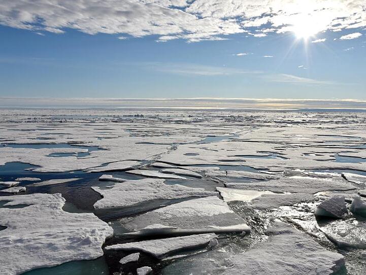 Auf dem Arktischen Ozean am Nordpol schwimmen Eisplatten. Das Eis schmilzt und der Meeresspiegel steigt. Die Erderwärmung hat massive Auswirkungen auf Eismassen und Ozeane.