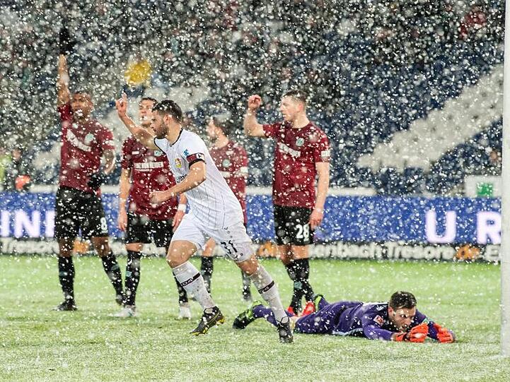 Leverkusen Kevin Volland feiert sein Tor zum 1:0 in Hannover.